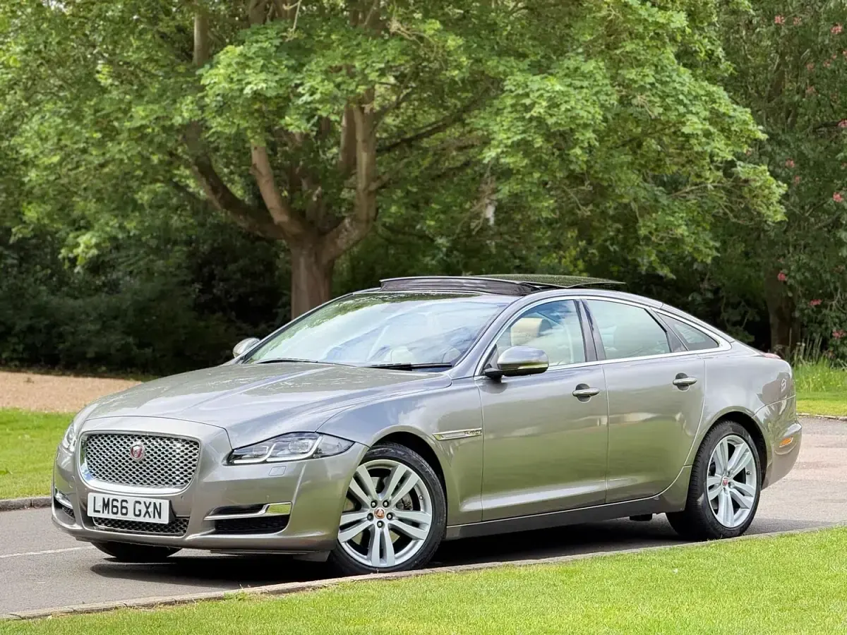 Usado Jaguar XJ Premium Luxury 300 CV (220 kW) 2016 Plateado Berlina