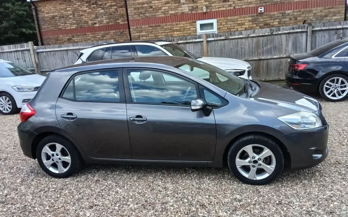 Used Toyota Auris 124 HP (91 kW) 2010 Grey Hatchback