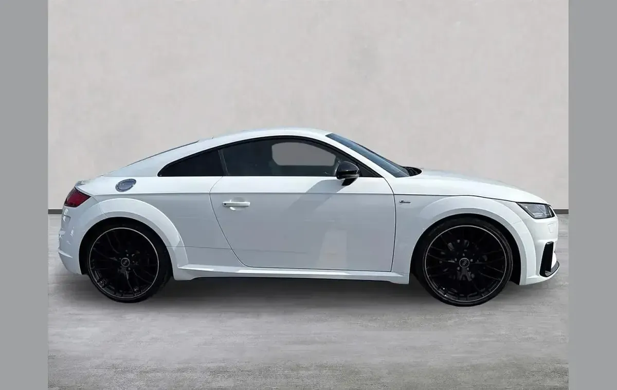 Begagnad Audi TT Black Edition 197 HK (144 kW) 2023 Vit Sportkupé