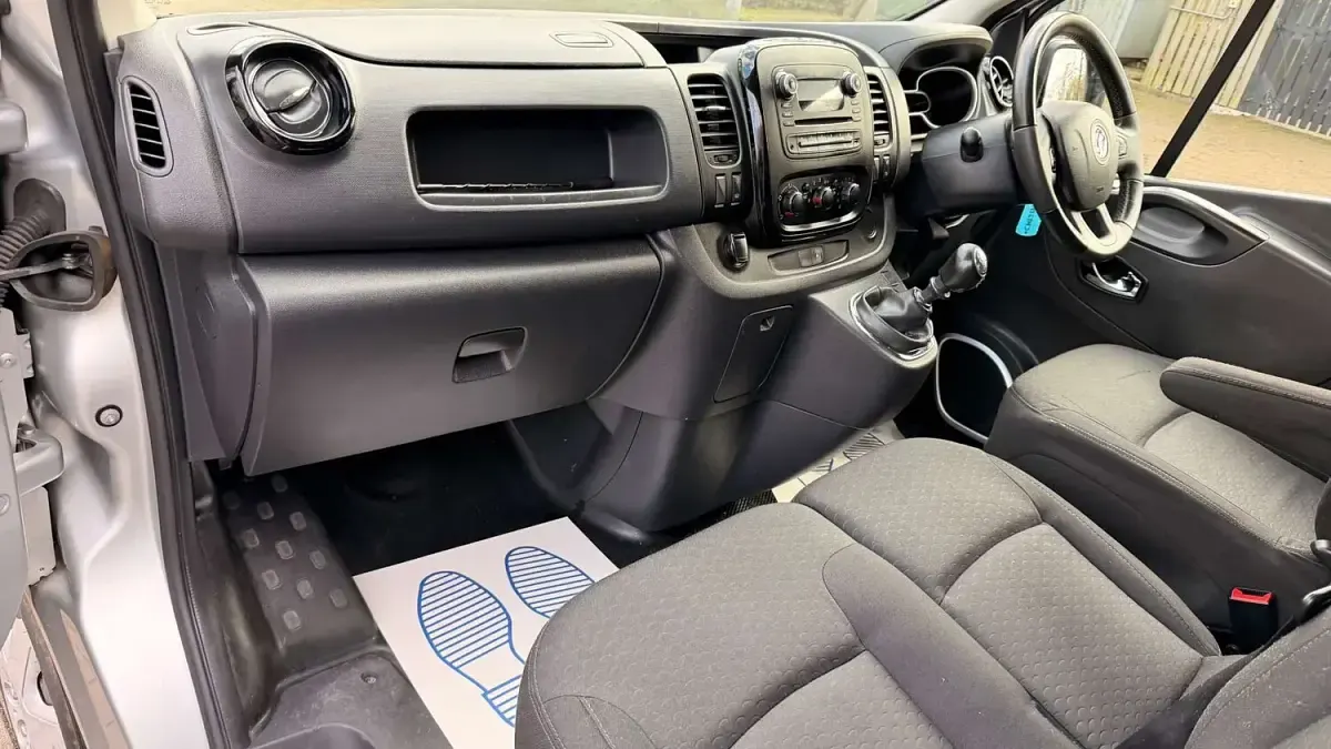 Gebraucht Vauxhall Vivaro Sportive 120 PS (88 kW) 2019 Silber Van / Kleinbus