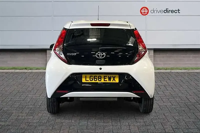 Used Toyota Aygo X-play 2018 White Hatchback