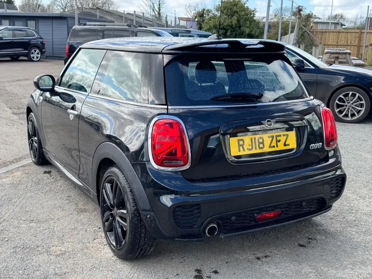 Używany Mini Cooper Hatch 2018 Czarny Hatchback