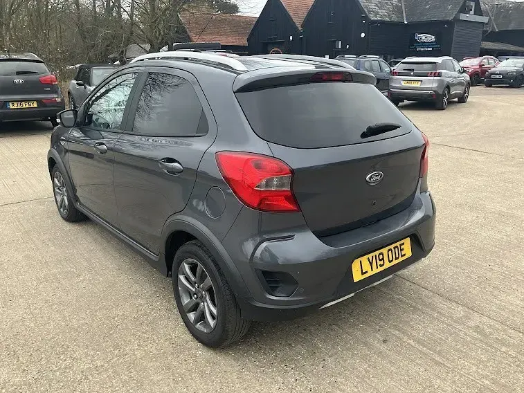 Usado Ford Ka Plus Active 85 HP (62 kW) 2019 Cinzento Citadino