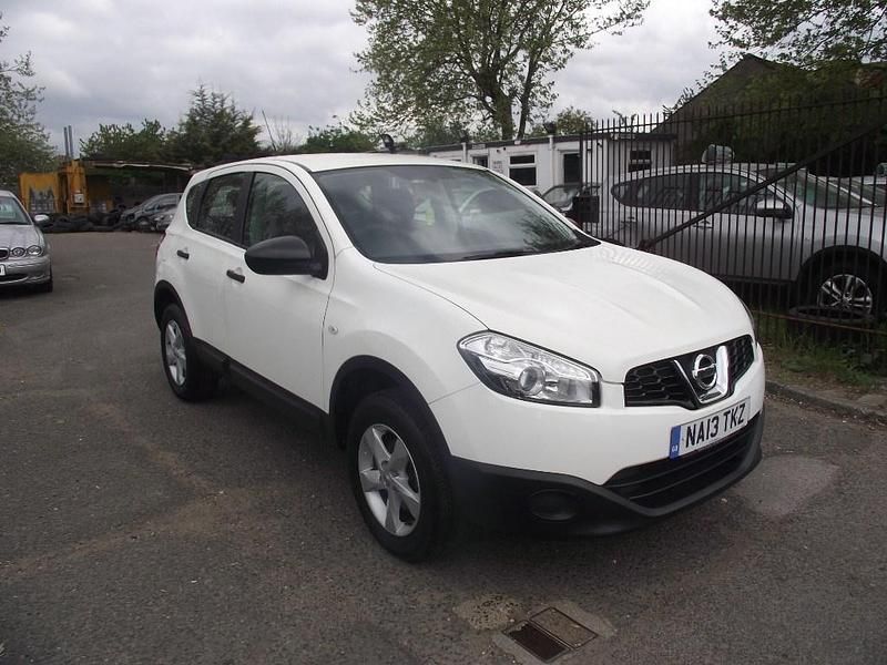 White Used 2013 Nissan Qashqai Visia SUV | £5,995 (A bit pricey) - Image 1/4