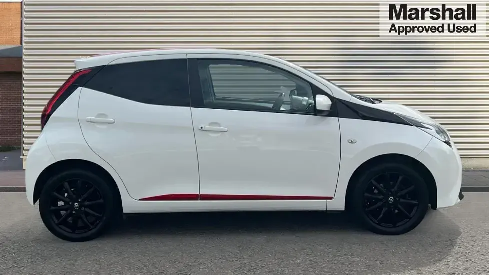 Used Toyota Aygo x-press 69 HP (50 kW) 2018 White Hatchback