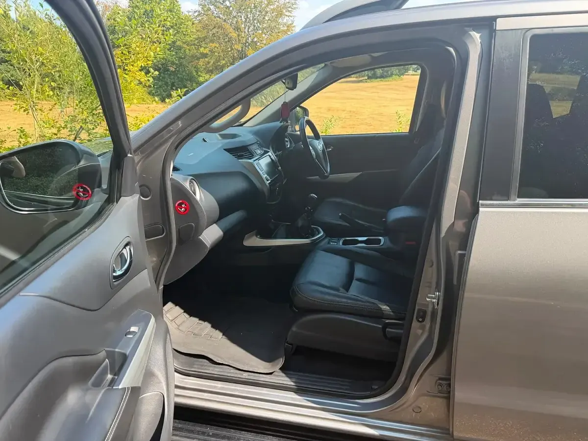 Used Nissan Navara Tekna 190 HP (139 kW) 2021 Grey Pickup