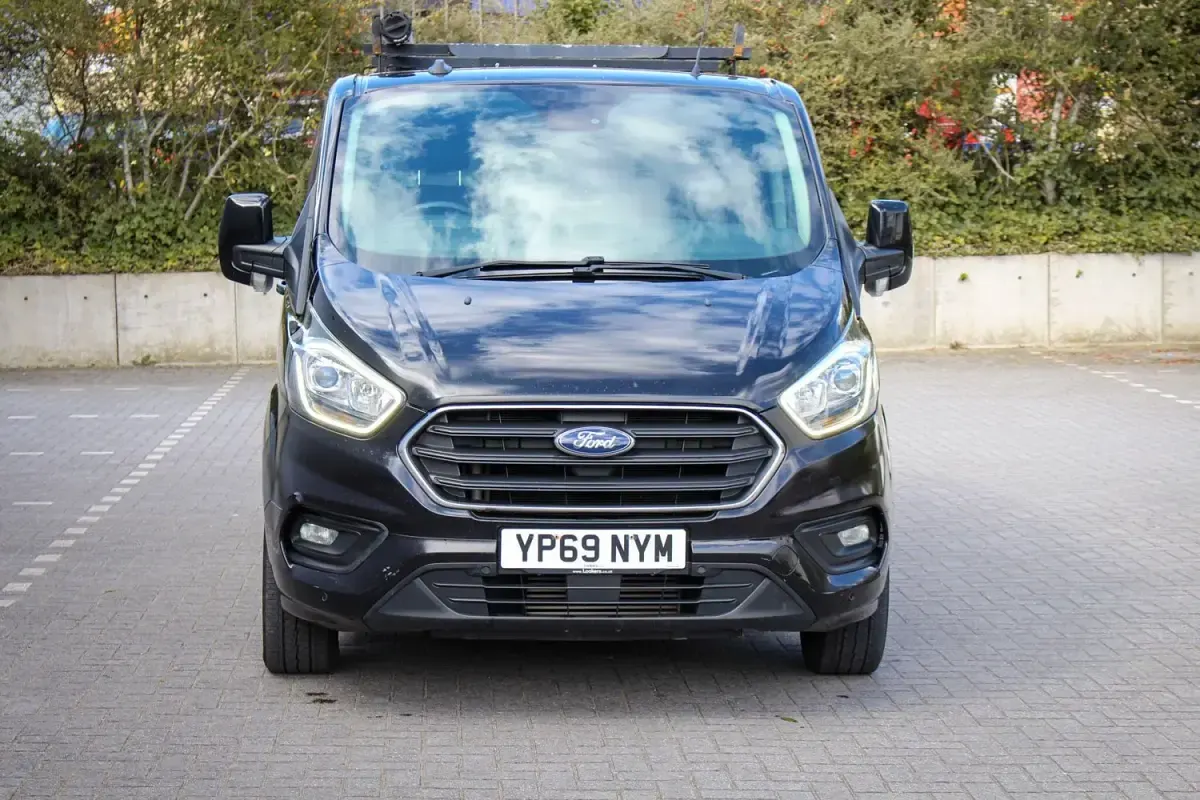 Usado Ford Transit Custom Limited 130 CV (95 kW) 2019 Negro Van