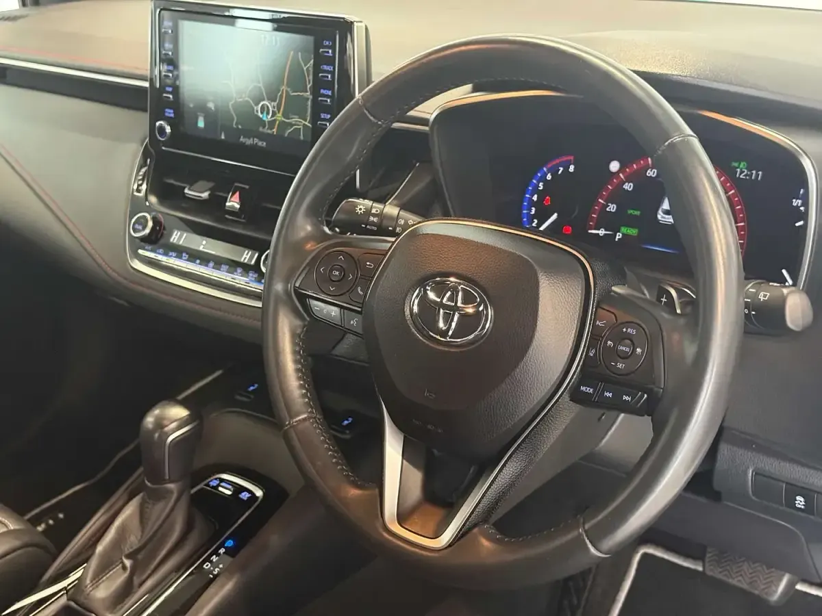 Used Toyota Corolla 184 HP (135 kW) 2020 White/black Hatchback