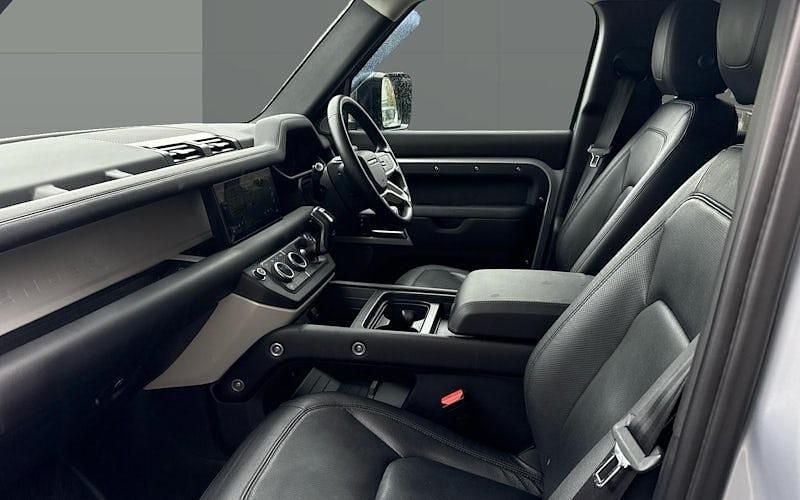 Used Land Rover Defender 249 HP (183 kW) 2023 SUV