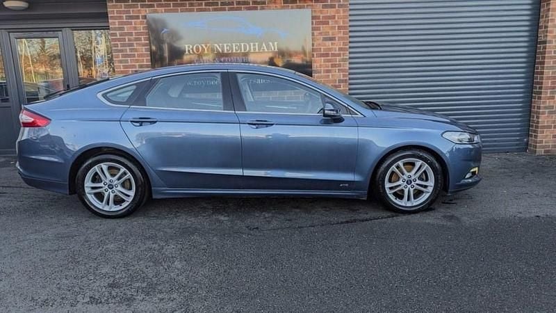 Used Ford Mondeo Zetec 150 HP (110 kW) 2019 Blue Hatchback