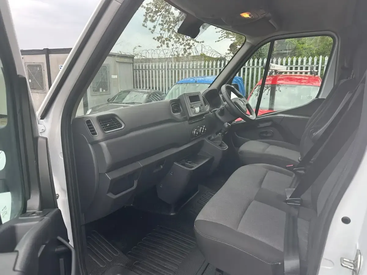 Used Renault Master 135 HP (99 kW) 2023 White MPV