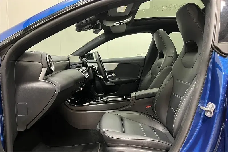 Second-hand Mercedes CLA220 AMG Line Premium Plus 190 CP (139 kW) 2024 Albastru Berlinǎ
