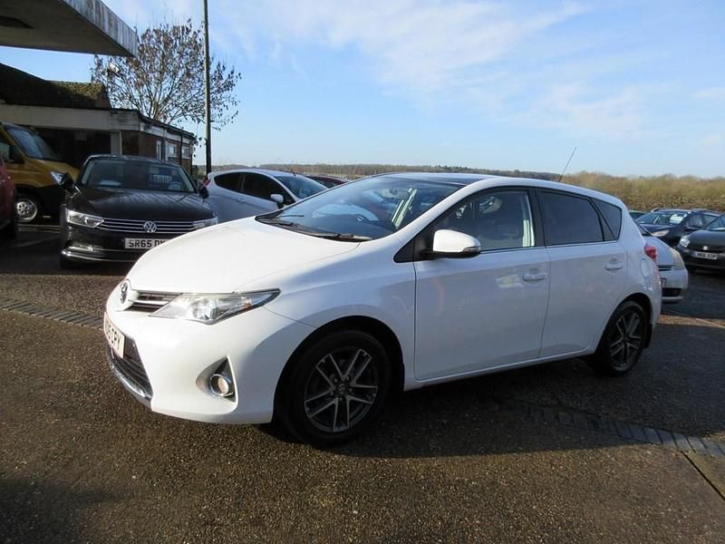 Used Toyota Auris Plus 132 HP (97 kW) 2015 White Hatchback