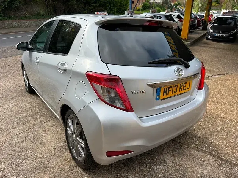 Używany Toyota Yaris SR 99 KM (72 kW) 2013 Srebrny Hatchback