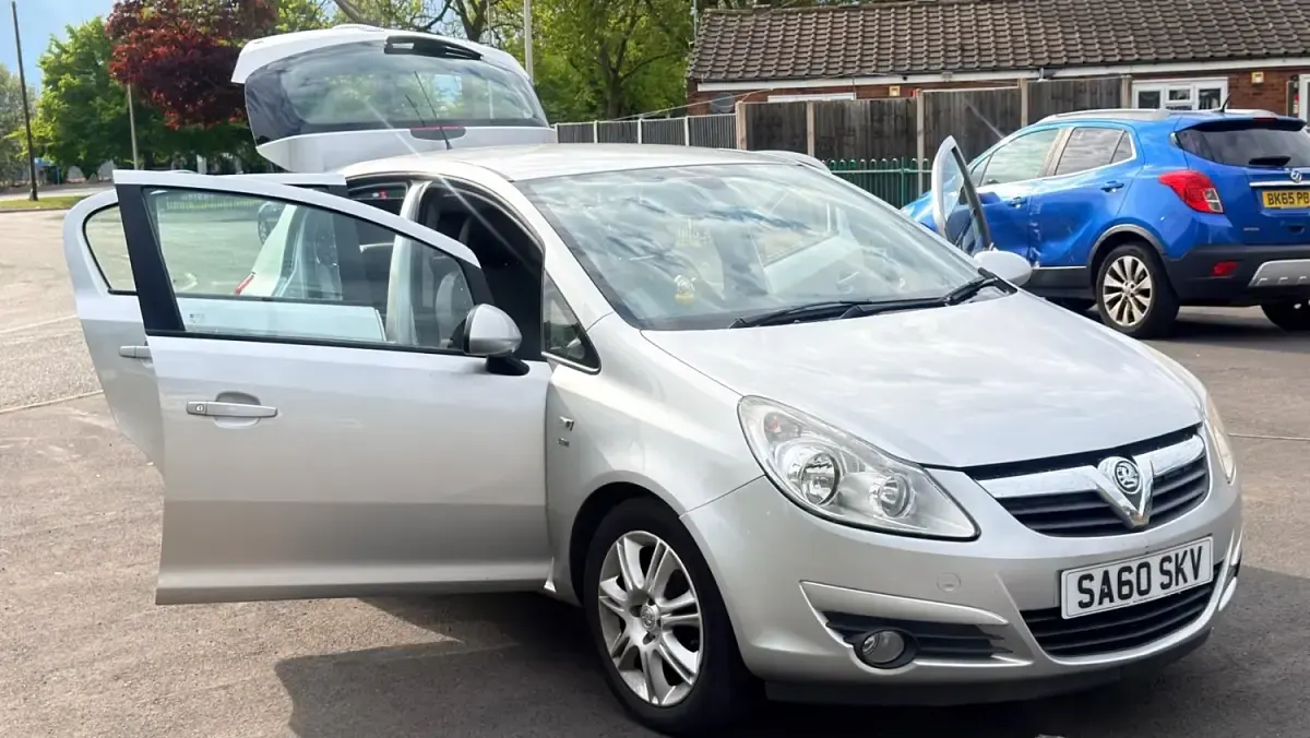 Begagnad Vauxhall Corsa 85 HK (62 kW) 2010 Silver Halvkombi