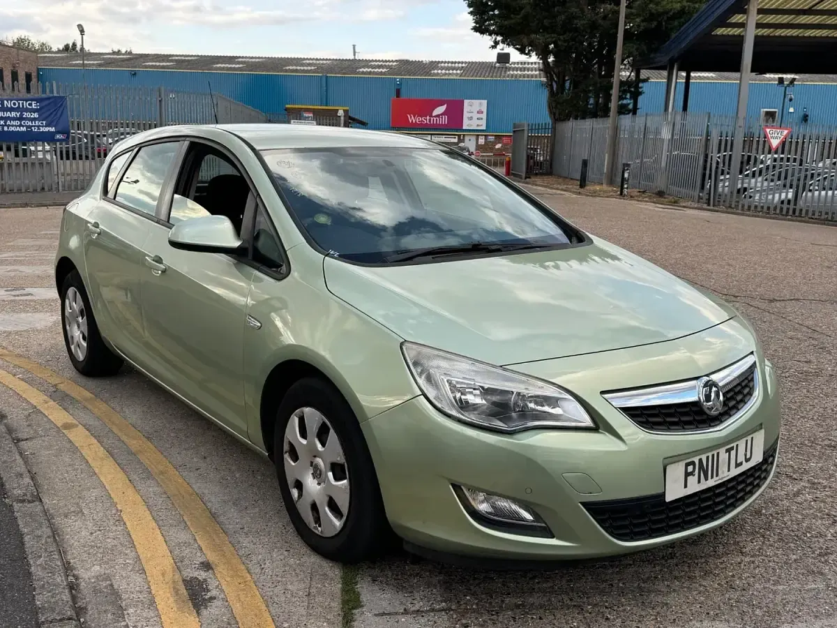 Used Vauxhall Astra 113 HP (83 kW) 2011 Green Hatchback