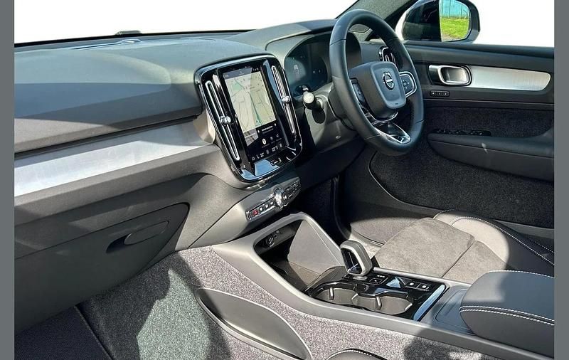 New Volvo XC40 Plus 161 HP (118 kW) 2026 Black SUV