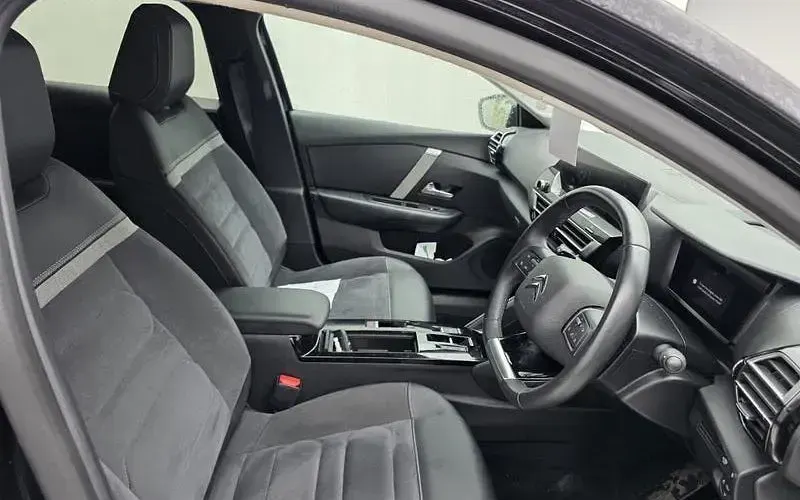Used Citroën C4 Shine 131 HP (96 kW) 2023 Black SUV