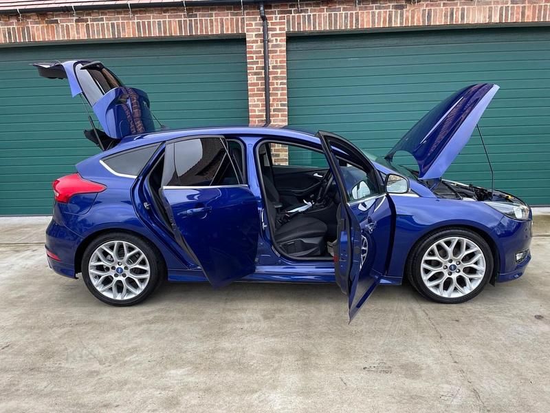 Used Ford Focus Zetec 120 HP (88 kW) 2016 Blue Hatchback