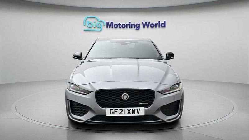 Usado Jaguar XE R-Dynamic 250 HP (183 kW) 2021 Cinzento Sedan