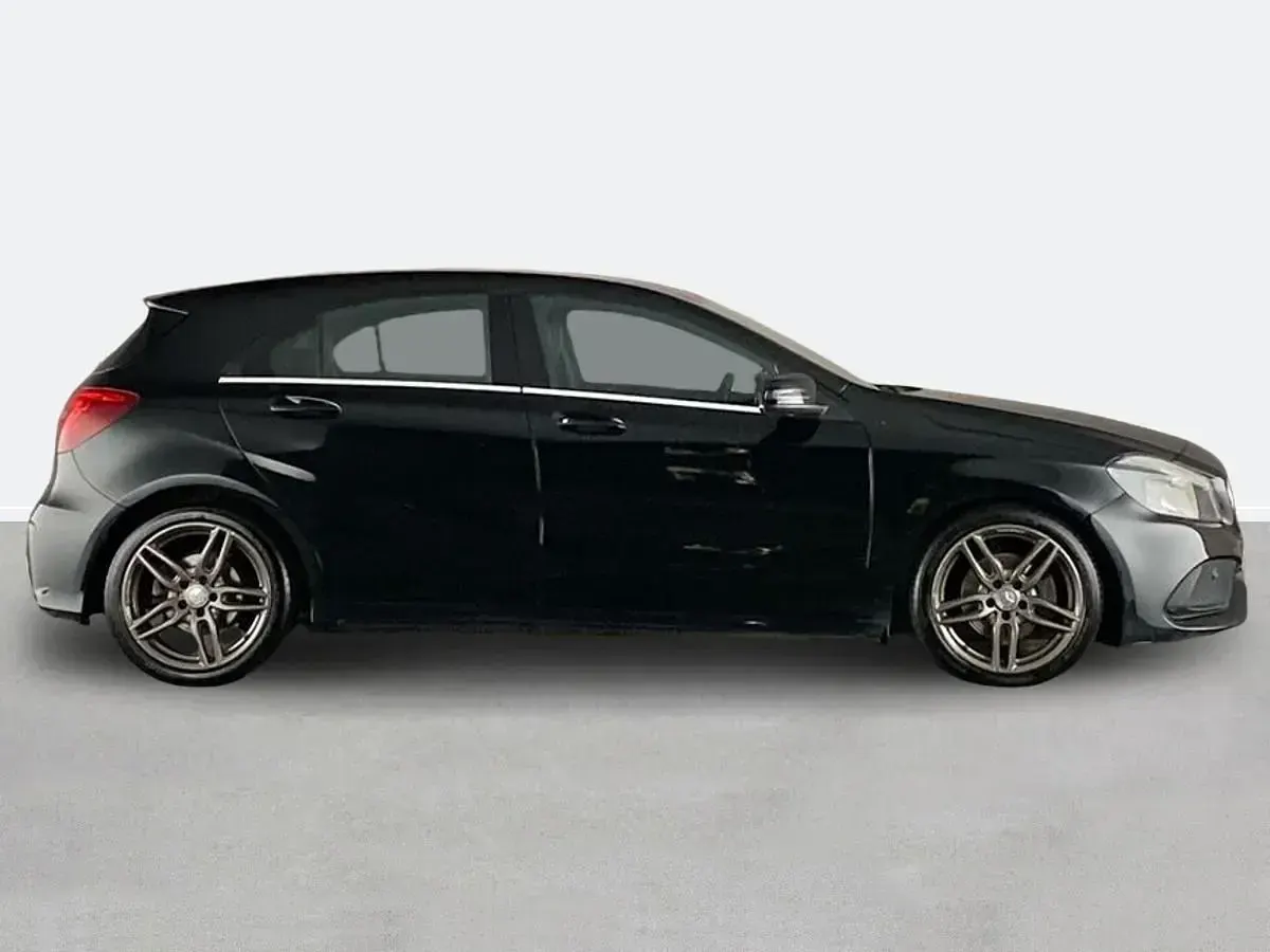 Begagnad Mercedes A200 AMG line 2016 Svart Halvkombi