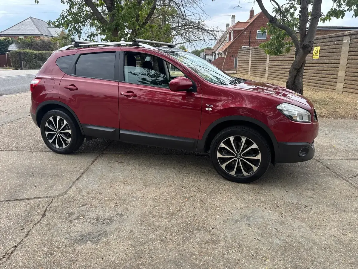 Used Nissan Qashqai N-TEC 141 HP (103 kW) 2010 Red SUV