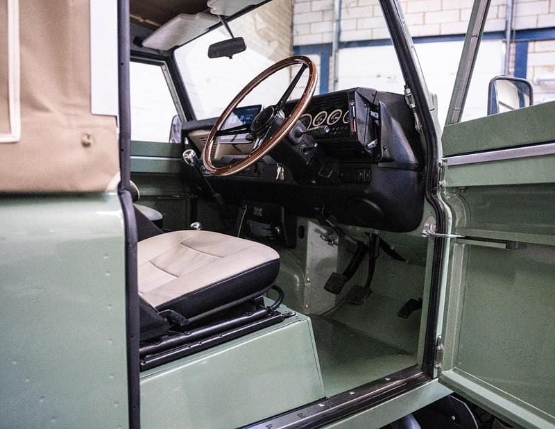 Used Land Rover Defender 120 HP (88 kW) 1987 Green Pickup