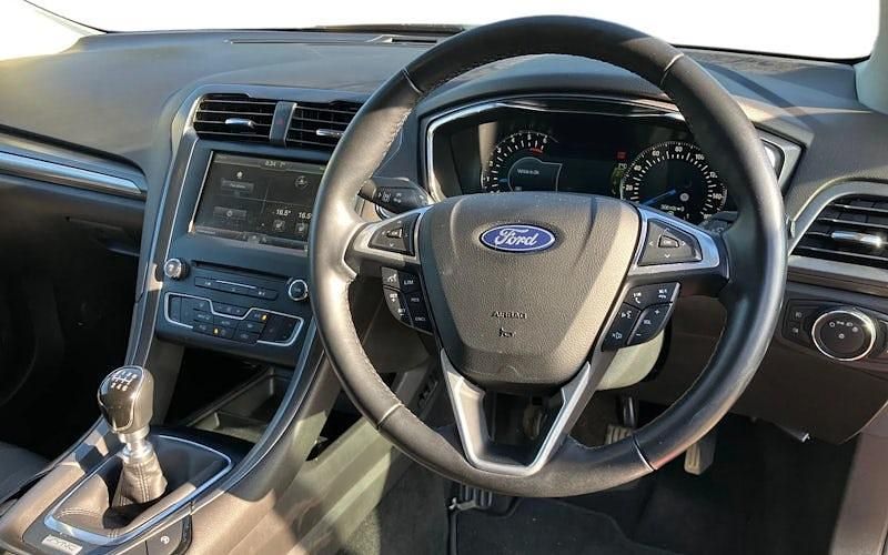 Used Ford Mondeo Titanium 120 HP (88 kW) 2016 Red Hatchback