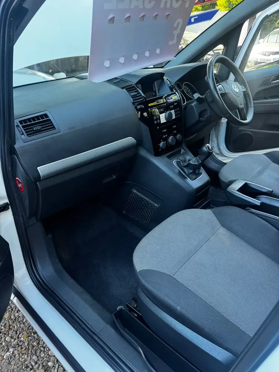 Second-hand Vauxhall Zafira 120 CP (88 kW) 2014 Alb Monovolum