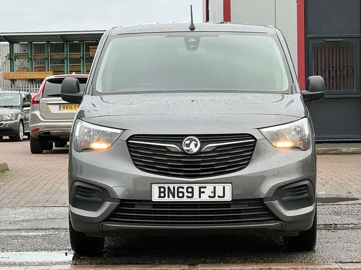 Used Vauxhall Combo Design Edition 100 HP (73 kW) 2019 Grey MPV