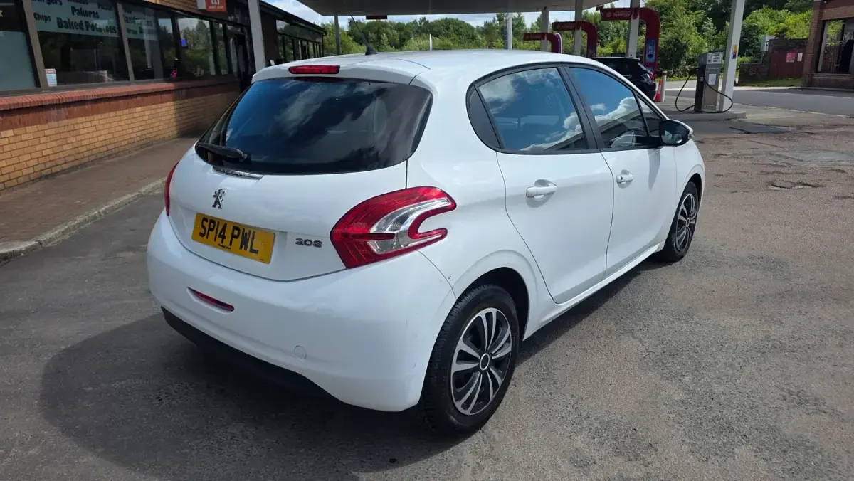 Used Peugeot 208 Access 82 HP (60 kW) 2014 White Hatchback
