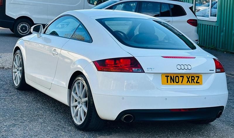 Begagnad Audi TT Performance 250 HK (183 kW) 2007 Vit Sportkupé
