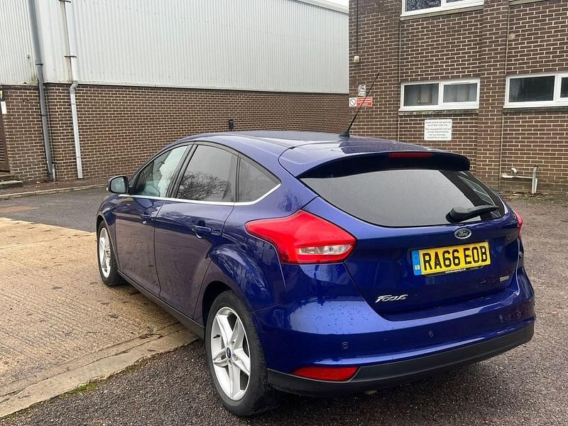 Used Ford Focus Titanium 125 HP (91 kW) 2016 Blue Hatchback