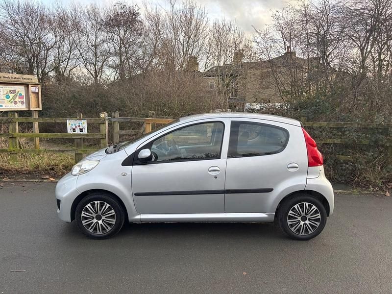 Used Peugeot 107 68 HP (50 kW) 2009 Silver Hatchback