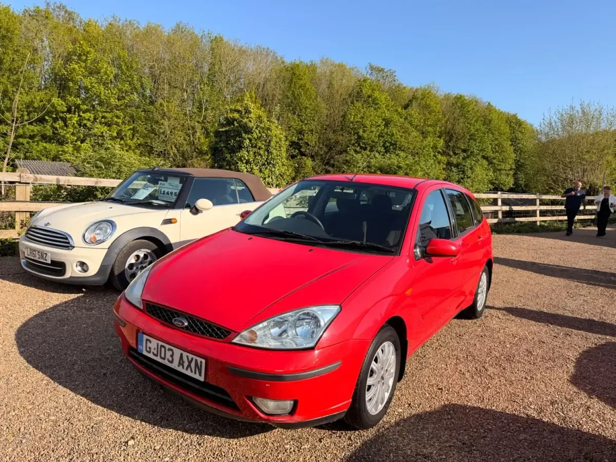 Begagnad Ford Focus Ghia 2003 Röd Halvkombi