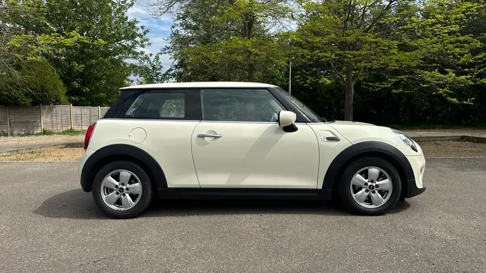 Used Mini ONE Classic 101 HP (74 kW) 2019 White Hatchback