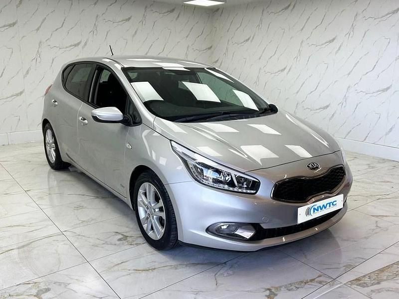 Używany Kia Ceed 89 KM (65 kW) 2015 Srebrny Hatchback