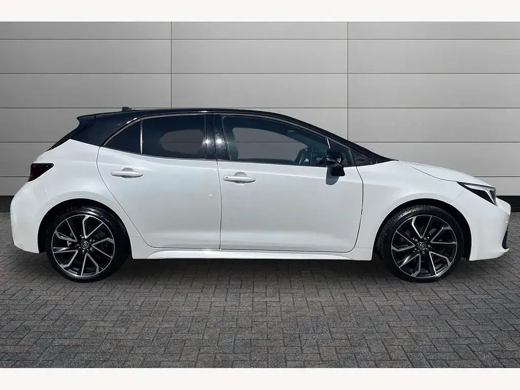 Second-hand Toyota Corolla 196 CP (144 kW) 2023 Alb Hatchback