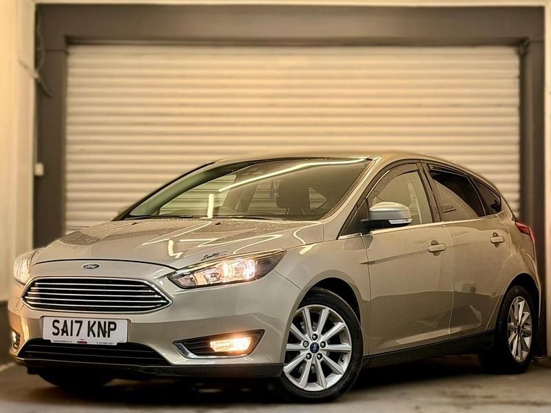 Begagnad Ford Focus Titanium 120 HK (88 kW) 2017 Silver Halvkombi