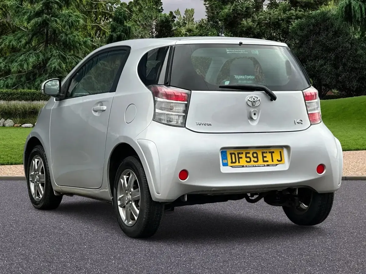 Used Toyota iQ 68 HP (50 kW) 2010 Silver Hatchback