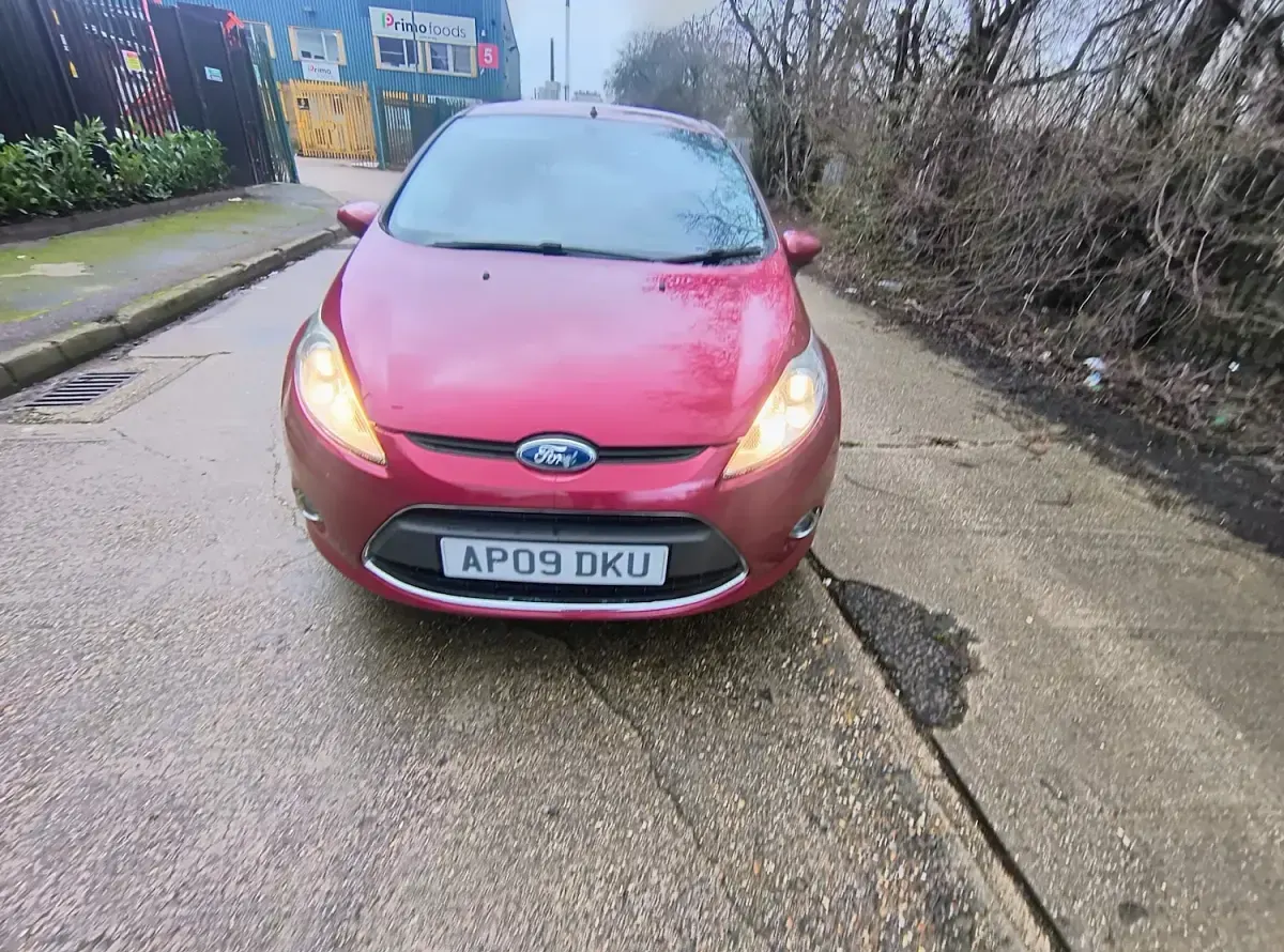 Begagnad Ford Fiesta Zetec 82 HK (60 kW) 2009 Röd Halvkombi