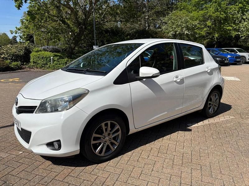 Używany Toyota Yaris Plus 99 KM (72 kW) 2014 Biały Hatchback