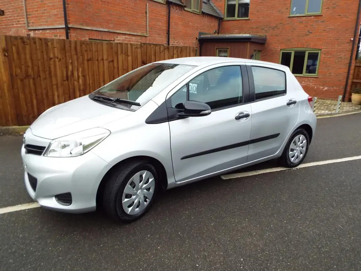 Używany Toyota Yaris T2 69 KM (50 kW) 2013 Srebrny Hatchback