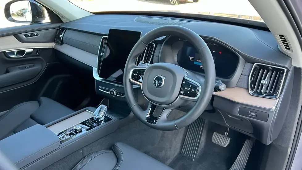 New Volvo XC90 Plus 250 HP (183 kW) 2025 Silver SUV