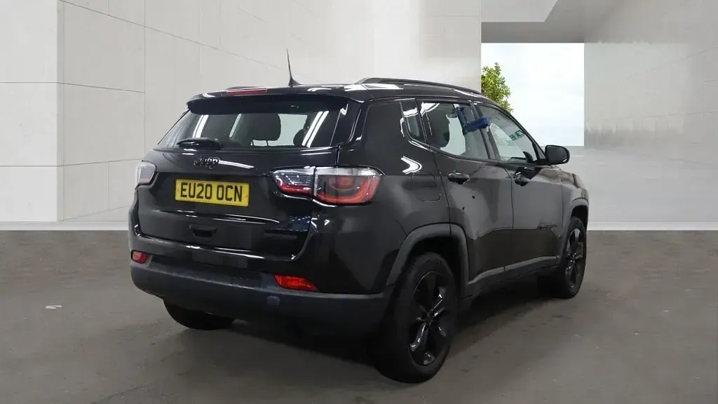 Usado Jeep Compass Night Eagle 140 CV (102 kW) 2020 Negro SUV