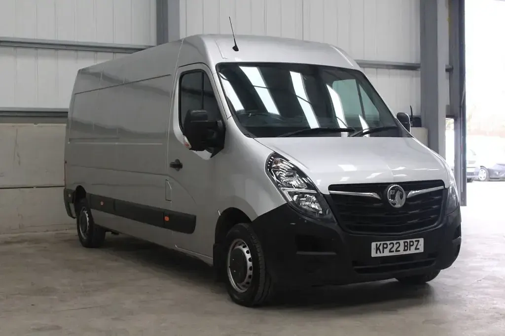 Usado Vauxhall Movano Edition 135 CV (99 kW) 2022 Plateado