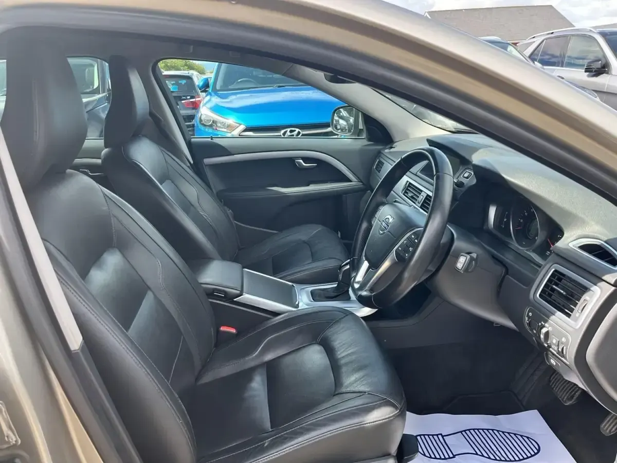 Used Volvo V70 SE 150 HP (110 kW) 2016 Gold Estate