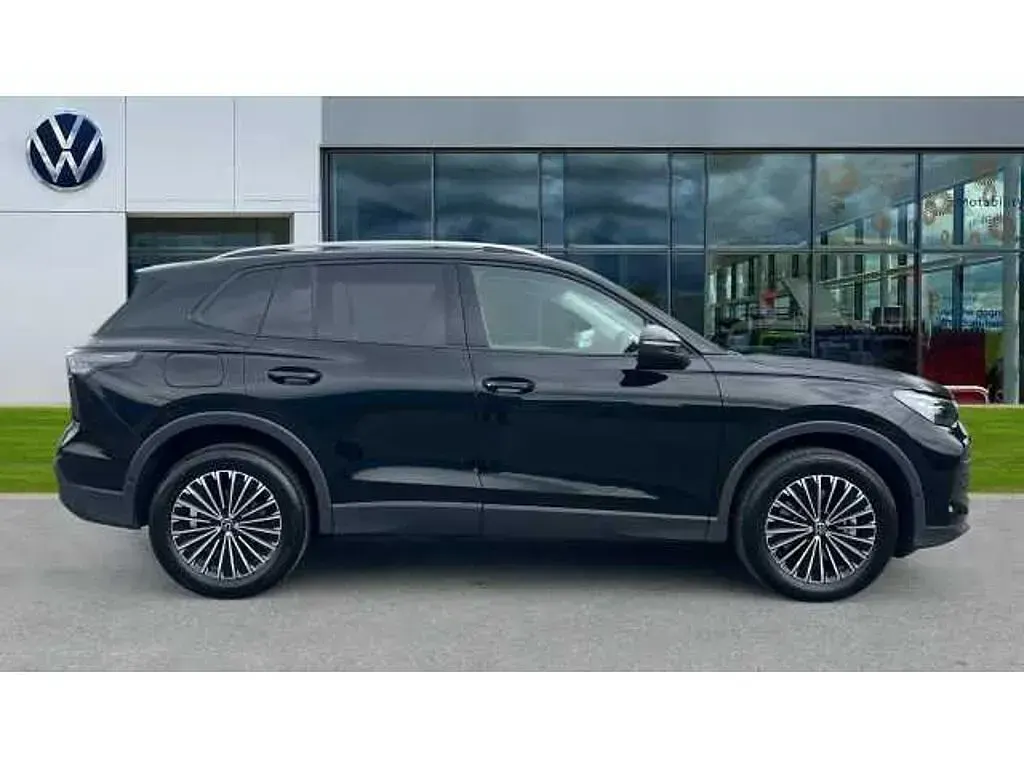 Second-hand VW Tiguan Match 204 CP (150 kW) 2025 Negru SUV