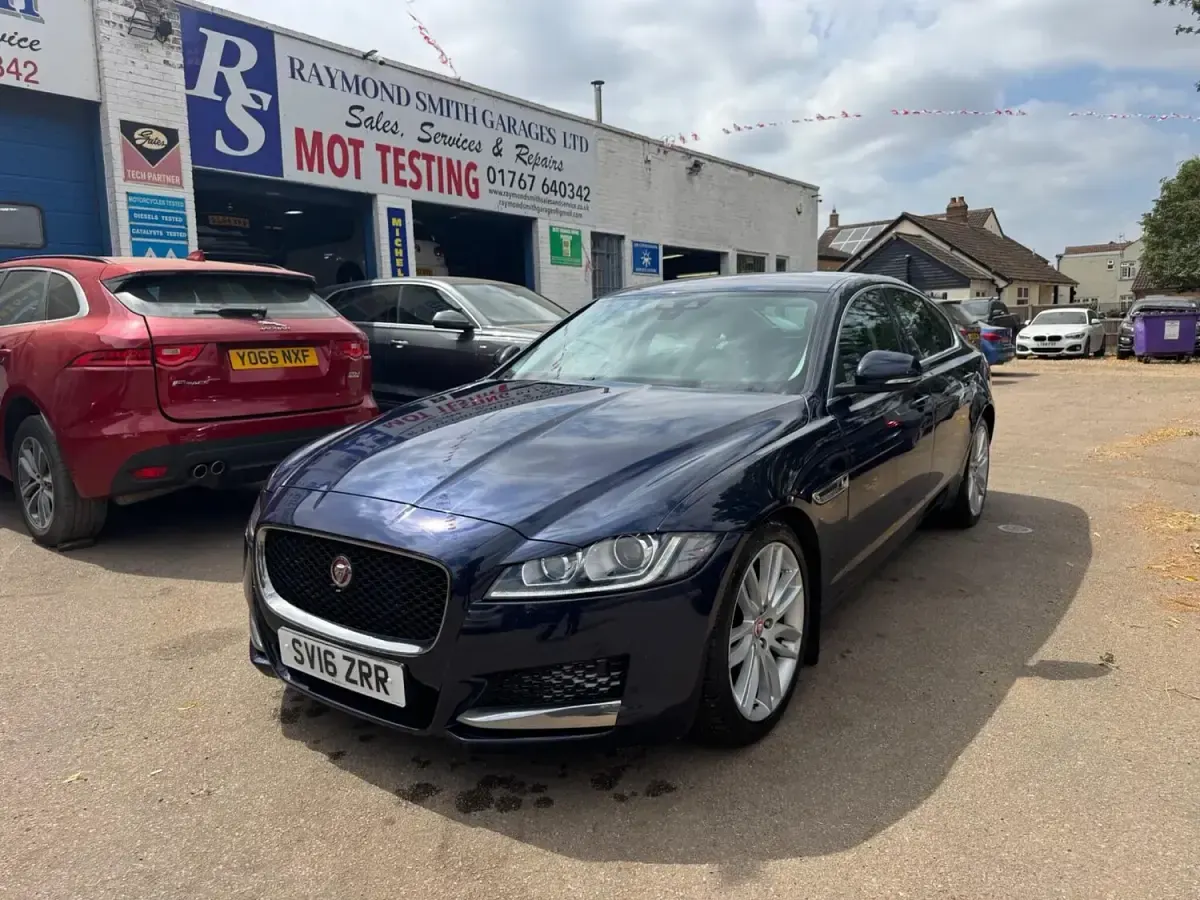 Used Jaguar XF Prestige 180 HP (132 kW) 2016 Blue Sedan