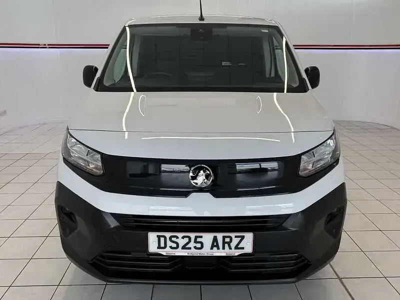Used Vauxhall Combo S 100 HP (73 kW) 2025 White MPV